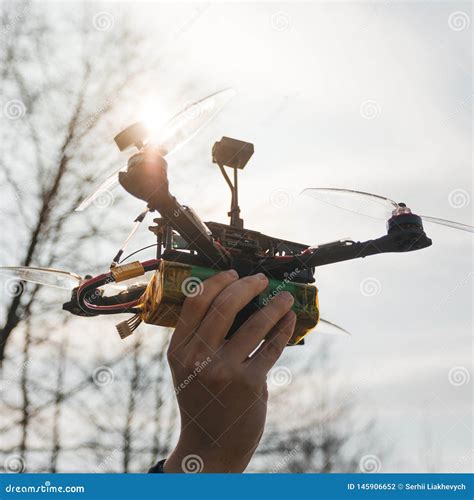 L Homme Se Tient Dans Son H Licopt Re De Fpv De Main Photo Stock