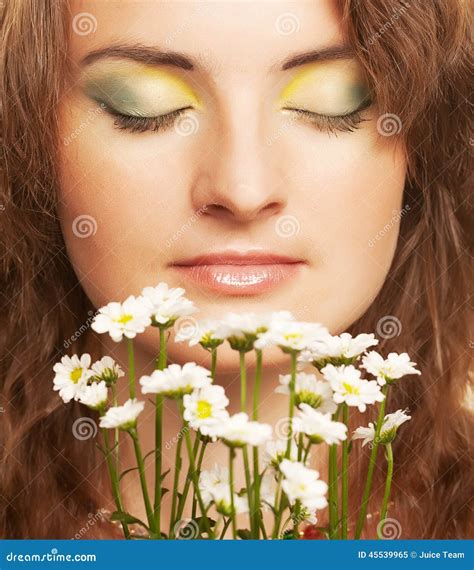 Cara De La Mujer Con Las Flores Blancas Imagen De Archivo Imagen De