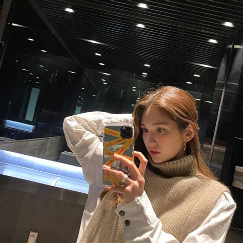 Potret Kece Idol Kpop Saat Mirror Selfie Cool Hingga Gemas