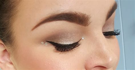 Une Bulle Toute Rose Soft Sweet Christmas Makeup Look Avec La NAKED 2