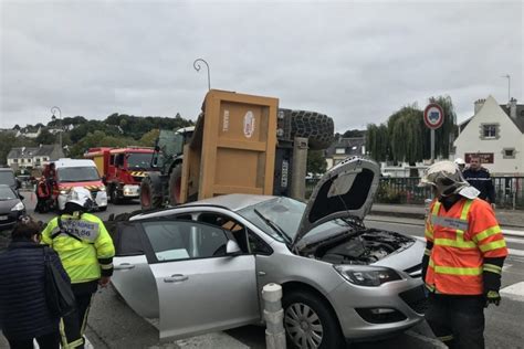 Pontivy La Remorque Du Tracteur Se Renverse Sur Une Voiture