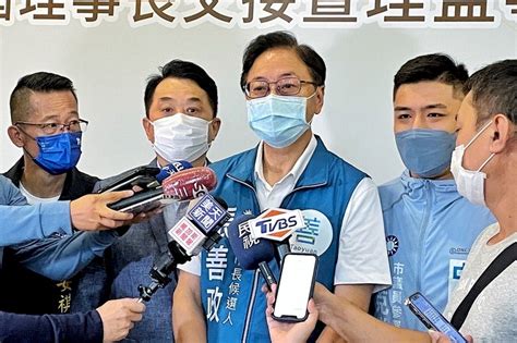 國民黨桃園市長參選人張善政（左3）表示，對於農委會研究計畫成效已在臉書（facebook）上詳細報告過，覺得自己光明磊落沒有什麼好檢討的，反