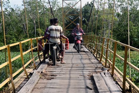 Jembatan Gantung Alternatif Rusak Antara Foto