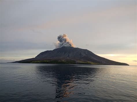 Indonesias Erupting Volcano Forces Thousands To Evacuate All The Stunning Pictures Of Mt