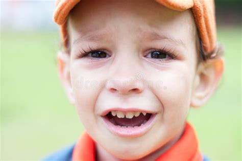 Niño Pequeño Y Triste Llorando Con Sombrero De Capitana De Marinero Y