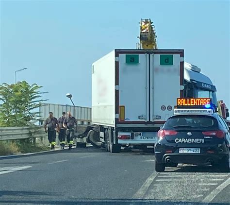 Salerno Camion Imbocca Contromano La Tangenziale E Si Schianta Contro