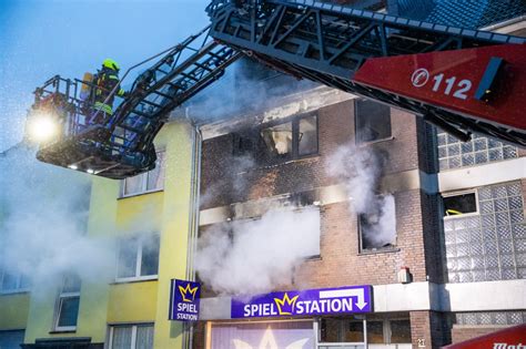 Oberhausen Feuer In Wohnhaus Mann Stirbt Nach Sturz Aus Stock