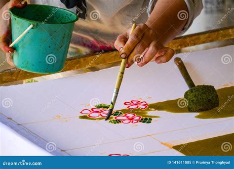 Acuarela De Pintura En La Tela Para Hacer El Batik Haciendo El Batik