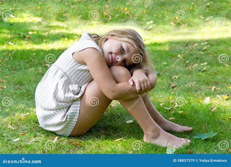 Fille Mignonne S Asseyant Sur L Herbe Verte Image Stock Image Du