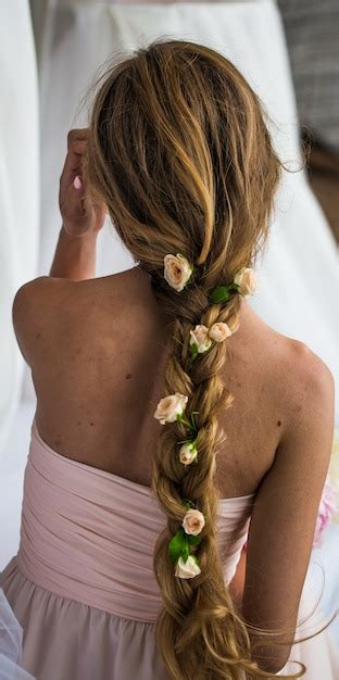 Belle Jeune Fille Aux Cheveux Longs Fleurit La Tendresse Du Mystère