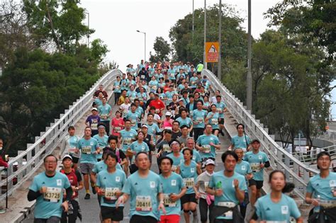 渣馬直擊｜回復疫前規模 市民湧終點打氣：加油捱埋佢！跑手指流動廁所不足