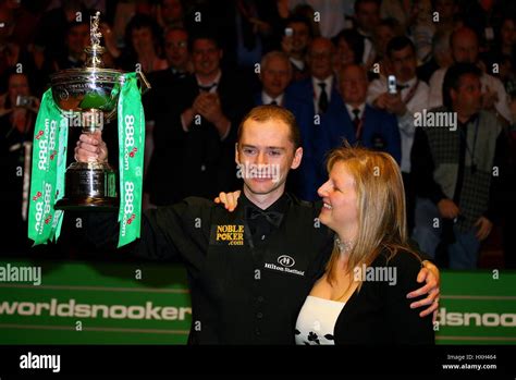 GRAEME DOTT & WIFE ELAINE WORLD SNOOKER CHAMPIONSHIPS CRUCIBLE THEATRE SHEFFIELD ENGLAND 01 May ...