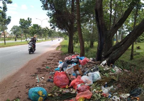 Sudah Dipasang Garis Pembatas Warga Masih Buang Sampah Di Tps Liar