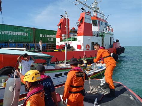 Diterpa Angin Kencang Dua Kapal Kandas Di Perairan Pasir Padi Tim SAR