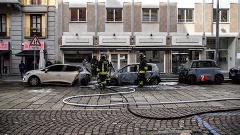 Incendio In Centro A Milano Tre Auto Avvolte E Devastate Dalle Fiamme