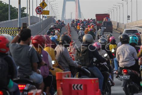 ARUS MUDIK DI JEMBATAN SURAMADU ANTARA Foto