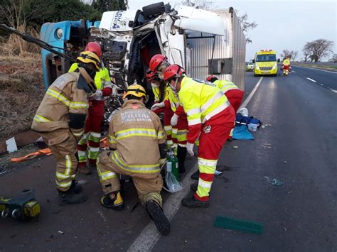 Motorista Fica Ferido Ap S Acidente Entre Carretas Na Br Em Uberl Ndia