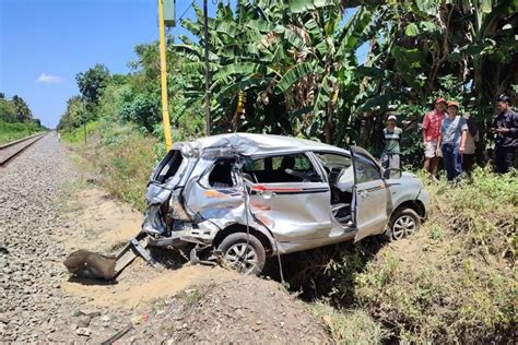 Avanza Ringsek Usai Tertabrak Ka Di Banyuwangi Sopir Dan Penumpang Selamat