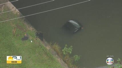 Carro Cai Em Canal S Margens De Avenida Na Zona Oeste Do Rio Rio De