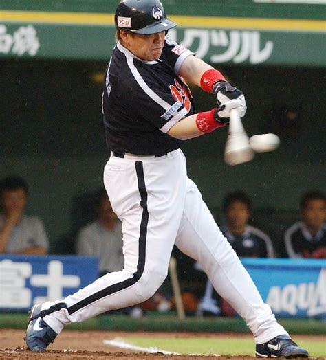 中村紀洋、近鉄時代の打撃フォーム。オリックス戦の左越え本塁打＝2003年6月23日