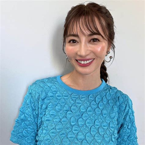 新山千春さんのインスタグラム写真 新山千春instagram 「鮮やかな色の衣装着ると 気分まで明るくなるね ヘアメイクの Chiiiiiisa1020 チサさんが 撮ってくれた写真