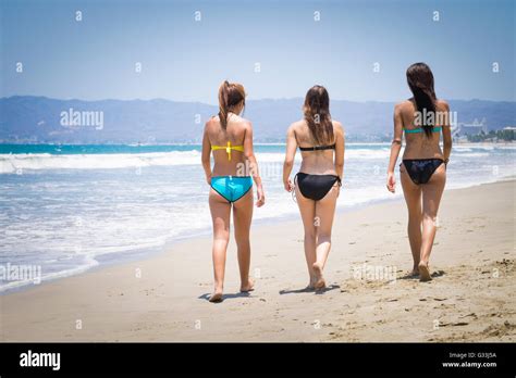 L arrière de 3 jeunes femmes en bikini la marche à un plage Riviera Nayarit Mexique Photo Stock