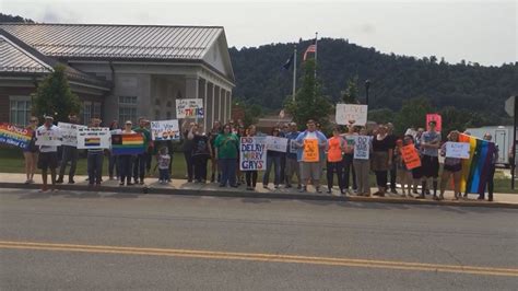 Ky Clerk Defends Decision To Decline Marriage Licenses