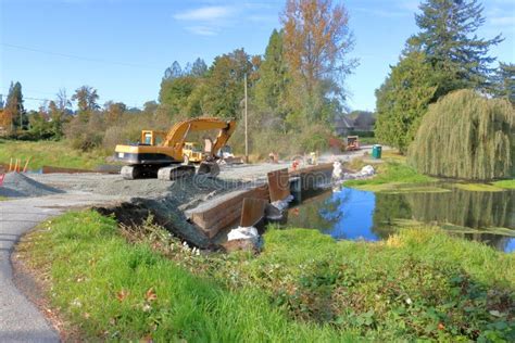 Construction D Un Pont Sur Un Petit Canal Image Stock Image Du Canal