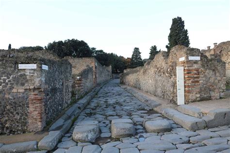 Via Del Tempio Diside Pompeii December Looking West From