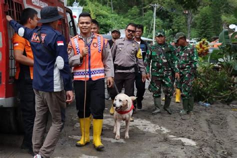 Polda Sumut Kerahkan Anjing Pelacak Untuk Bantu Korban Banji