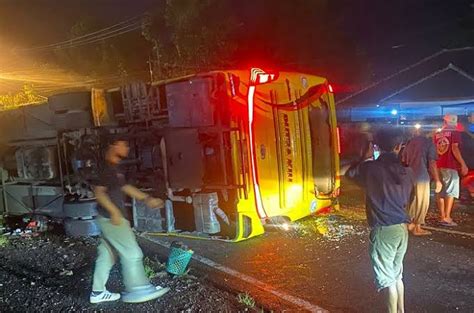 6 Pelajar Luka Berat Ini Kronologis Bus Rombongan MTs Al Khoir Serang