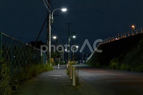 防犯のイメージ 暗い夜の車道と歩道と外灯 No 24947119｜写真素材なら「写真ac」無料（フリー）ダウンロードok