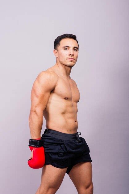 Guantes de boxeo hombre entrenando en el desafío de lucha deportiva o