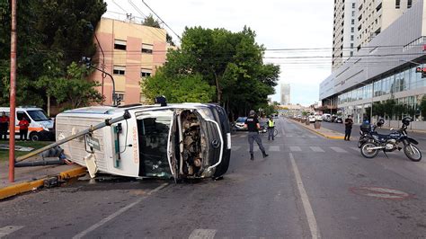 Impresionante Choque Y Vuelco De Una Ambulancia En Pleno Centro