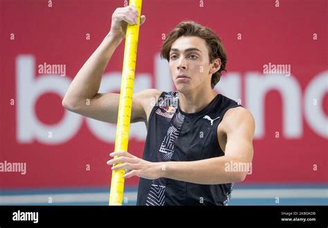 Sweden S Armand Duplantis Concentrates Before Jumping To Set A World