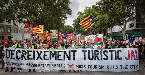 Unas Personas Salen A Las Calles De Barcelona Para Protestar