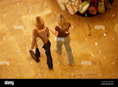 Dubai Women Hi Res Stock Photography And Images Alamy
