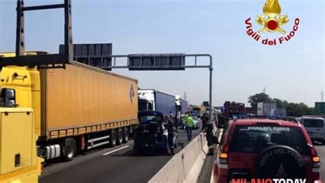 Incidente In Autostrada Auto Finisce Schiacciata Tra Due Tir Muore Un