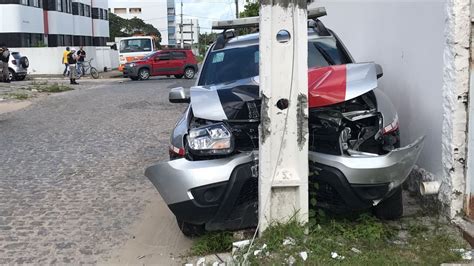 Viatura Da Pm Bate Em Poste Ap S Acidente Em Cruzamento De Jo O Pessoa