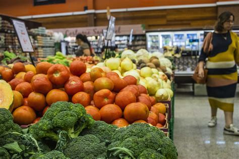 Inflação dos Alimentos o preço que não cede e pesa no bolso Economia