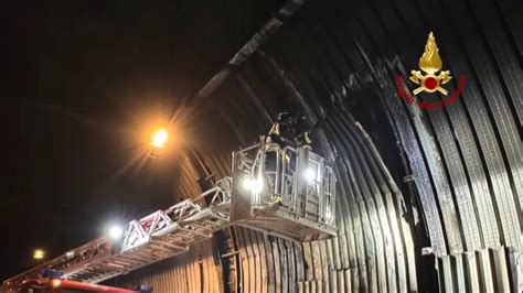 Calcinacci Colpiscono Auto In Galleria Sul Raccordo Avellino Salerno