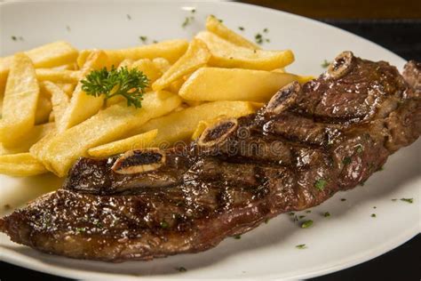 Carne Asada A La Parrilla Con Las Patatas Fritas Imagen De Archivo