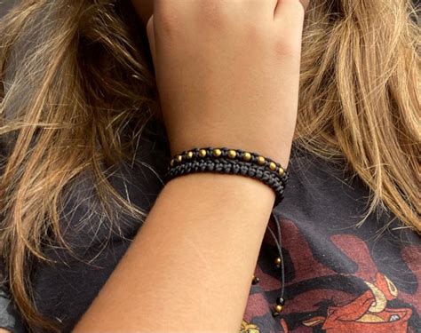 Conjunto Pulseiras De Macram Preto Bolinhas Douradas Elo