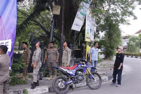 Bawaslu Kota Pekanbaru Tertibkan Alat Peraga Kampanye Berita Merdeka