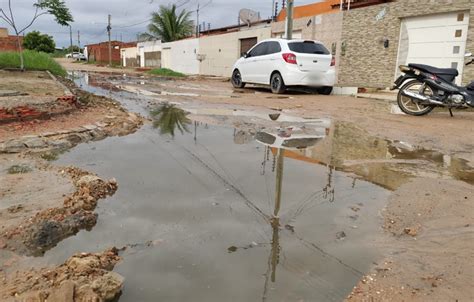 Mais um cano estourado provoca desperdício de água potável em Petrolina