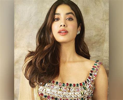 Janhvi Kapoor Uses This Homemade Hair Pack For Thick Gorgeous Looking Hair Herzindagi