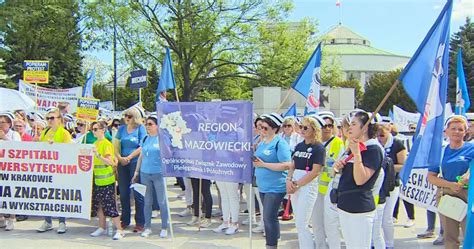 Warszawa Protest pielęgniarek i położnych przed Sejmem Przyjechały z