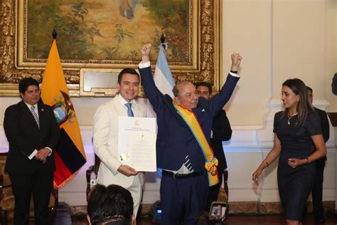 Daniel Noboa condecora a su papá durante sesión solemne de Guayaquil