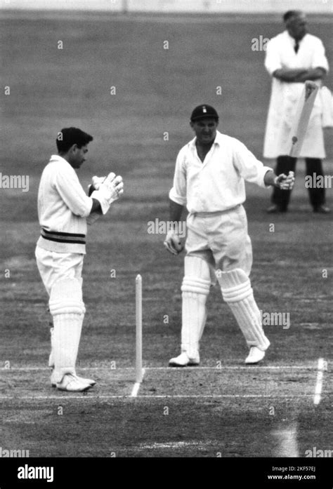 (L-R) India wicketkeeper Farokh Engineer applauds as England's Tom ...