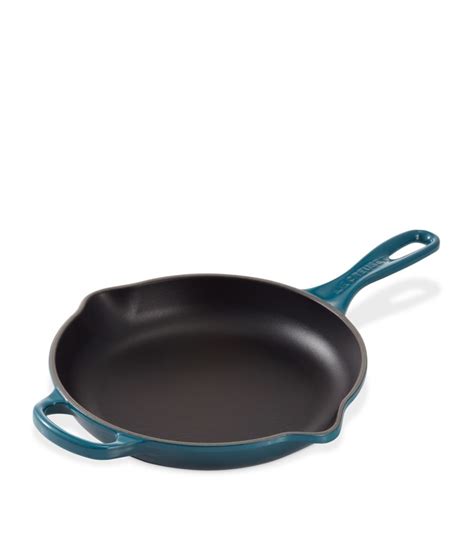 Le Creuset turquoise Signature Skillet (26cm) | Harrods UK